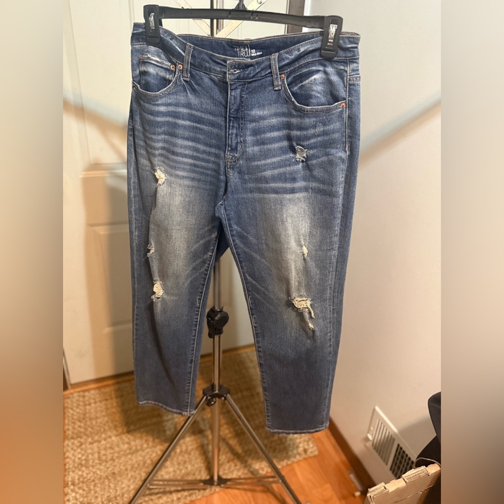 MID-RISE DISTRESS JEANS!